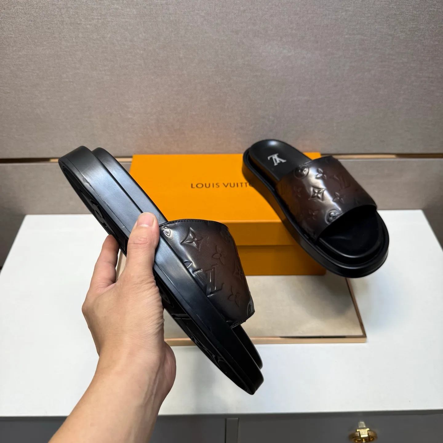 ⬛️Men's shoes 💰p400 [LV～] Men's casual slippers 2025z cabinet sales simultaneously 🔶Size: 39-44#️⃣ 🔷4 colors🔜The upper is made of cowhide stitching➕Genuine leather lining, comfortable and breathable, sole: original comfortable and wear-resistant outsole, ⚠️Real 📱Photographed🎬The real thing is better📢📢📢